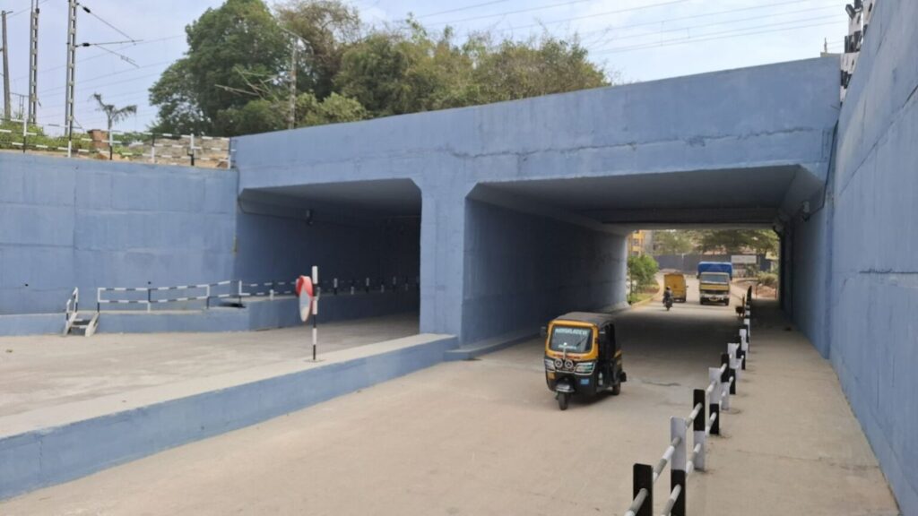 ಮಂಗಳೂರು: ನಗರದ ಬಹುನಿರೀಕ್ಷಿತ ಜೆಪ್ಪು ಮಹಾಕಾಳಿಪಡ್ಪು ರೈಲ್ವೇ ಅಂಡರ್ ಪಾಸ್ ಕೆಲ ಸೇತುವೆ ಭಾನುವಾರ ಉದ್ಘಾಟನೆ. ತುಳುನಾಡ ರಕ್ಷಣಾ ವೇದಿಕೆ ದಶಕಗಳ ಹೋರಾಟದ ಪ್ರತಿಫಲ