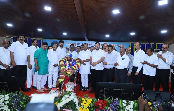 ಸಹಕಾರ ಕ್ಷೇತ್ರದ ಭೀಷ್ಮ, ‘ಸಹಕಾರ ರತ್ನ’ ಎಂದು ಕೀರ್ತಿಸಲ್ಪಡುವ ಡಾ. ಎಂ.ಎನ್. ರಾಜೇಂದ್ರ ಕುಮಾರ್ ಅವರ 77ನೇ ಜನ್ಮದಿನದ ಅಂಗವಾಗಿ ಅಭಿವಂದನಾ ಸಮಾರಂಭ ಹಾಗೂ 77 ಮಂದಿ ಫಲಾನುಭವಿಗಳಿಗೆ ಸವಲತ್ತು ವಿತರಣಾ ಕಾರ್ಯಕ್ರಮ