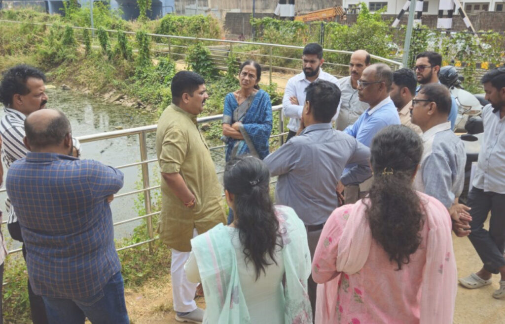 ಮಹಾಕಾಳಿ ಪಡ್ಪು ಅಂಡರ್ ಪಾಸ್ ರಸ್ತೆಯಲ್ಲಿ ಸಮರ್ಪಕ ಚರಂಡಿ ವ್ಯವಸ್ಥೆಯಿಲ್ಲದೇ ನೀರು ನಿಲ್ಲುವುದು, ಮೊಯ್ಲಿಕೆರೆಯ ನೀರು ಸಂಪೂರ್ಣ ಕಲುಷಿತಗೊಂಡಿರುವುದು – ಶಾಸಕ ವೇದವ್ಯಾಸ ಕಾಮತ್ ಅಧಿಕಾರಿಗಳೊಂದಿಗೆ ಸ್ಥಳ ವೀಕ್ಷಣೆ