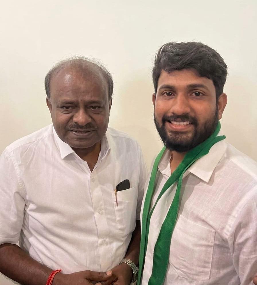 ಬೆಂಗಳೂರು ಜೆಡಿಎಸ್ ಕಚೇರಿಯಲ್ಲಿ ಜೆಡಿಎಸ್ಗೆ ಸೇರ್ಪಡೆಗೊಂಡ ಎಂ.ಬಿ.ಎ ವಿದ್ಯಾರ್ಥಿ ಡಾ. ಆರ್ಥಿಕ್ ಕೆದಂಬಾಡಿ