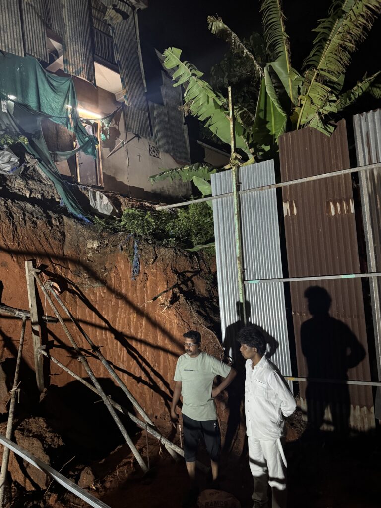ಉರ್ವ ಶೇಡಿಗುರಿಯಲ್ಲಿ ಬಹು ಮಹಡಿ ಕಟ್ಟಡ ಕಾಮಗಾರಿಯಿಂದ ಹತ್ತಿರದ ಮನೆ ಅವರಣ ಕುಸಿತ : ಸ್ಥಳಕ್ಕೆ ಧಾವಿಸಿ ನೆರವಾದ ಜೆಡಿಎಸ್ ಜಿಲ್ಲಾ ಮಹಾ ಪ್ರಧಾನ ಕಾರ್ಯದರ್ಶಿ ಯೋಗಿಶ್ ಶೆಟ್ಟಿ ಜಪ್ಪು