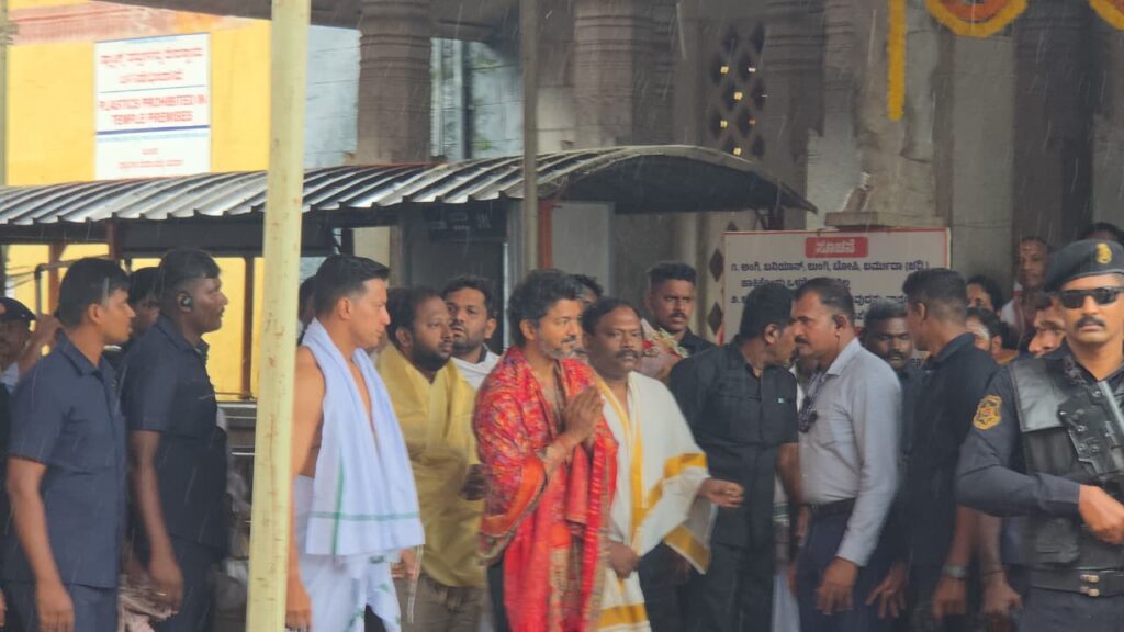 ಕೊಲ್ಲೂರು ಮೂಕಾಂಬಿಕಾ ದೇವಸ್ಥಾನಕ್ಕೆ ತಮಿಳುನಾಡು ಮುಖ್ಯಮಂತ್ರಿ ವಿಜಯ್ ಭೇಟಿ; ವಿಶೇಷ ಪೂಜೆ ಸಲ್ಲಿಕೆ