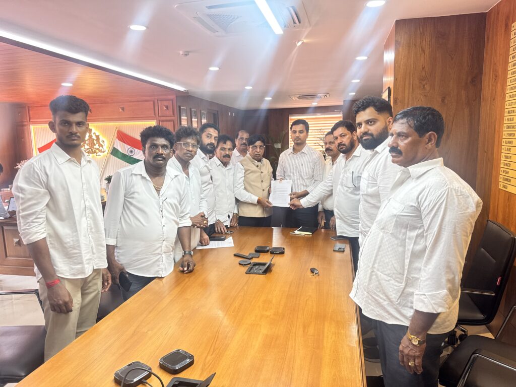 ಮಂಗಳೂರು :ನಾಗೋರಿ ಭೂಕುಸಿತ ಹಾಗೂ ಸೋಮೇಶ್ವರ ಕಡಲುಕೊರೆತ ಪ್ರದೇಶಗಳಿಗೆ ಭೇಟಿ ನೀಡಿದ ವಿಧಾನ ಪರಿಷತ್ ಶಾಸಕರು ಎಸ್.ಎಲ್. ಭೋಜೆಗೌಡ, ಸಂತ್ರಸ್ತರಿಗೆ ಶಾಶ್ವತ ಪರಿಹಾರ ಕಲ್ಪಿಸಲು ಸರ್ಕಾರಕ್ಕೆ ಶಿಫಾರಸು – ಜಿಲ್ಲಾಧಿಕಾರಿಗೆ ಮನವಿ ಸಲ್ಲಿಕೆ