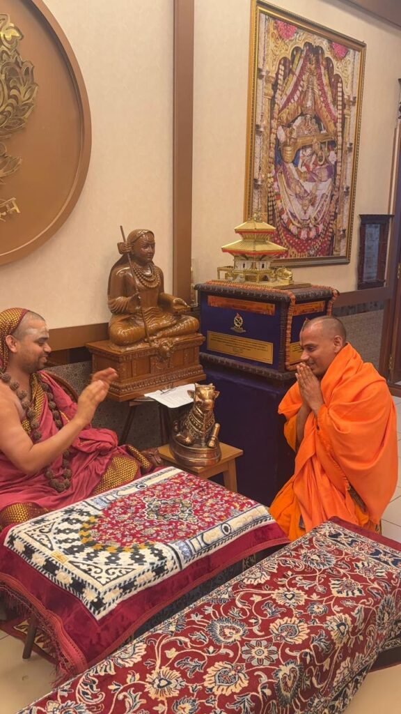 ಶೃಂಗೇರಿ ಜಗದ್ಗುರು ಶ್ರೀ ವಿಧುಶೇಖರ ಭಾರತೀ ಮಹಾಸ್ವಾಮೀಜಿಯವರ ದಿವ್ಯ ಸಾನ್ನಿಧ್ಯದಲ್ಲಿ ಶ್ರೀ ದುರ್ಗಾನಂದ ಸ್ವಾಮೀಜಿಗೆ ಮಂತ್ರೋಪದೇಶ