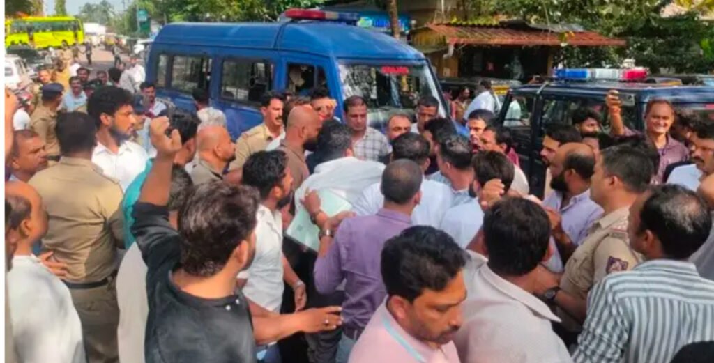 ಪುತ್ತೂರು ಪ್ರೆಸ್ ಕ್ಲಬ್ ಎದುರು ಸಾರ್ವಜನಿಕ ಗಲಾಟೆ: ಮೂವರು ಸೇರಿದಂತೆ ಇತರರ ವಿರುದ್ಧ ಪ್ರಕರಣ