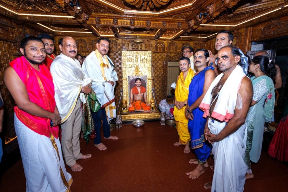 ಮಾಜಿ ಕ್ರಿಕೆಟಿಗ ರವಿಶಾಸ್ತ್ರಿ ಶ್ರೀಕೃಷ್ಣ ಮಠಕ್ಕೆ ಭೇಟಿ ಶ್ರೀಕೃಷ್ಣ ದೇವರ ದರ್ಶನ ಪಡೆದು ಧಾರ್ಮಿಕ ಪರಂಪರೆ ಕುರಿತು ಮಾಹಿತಿ